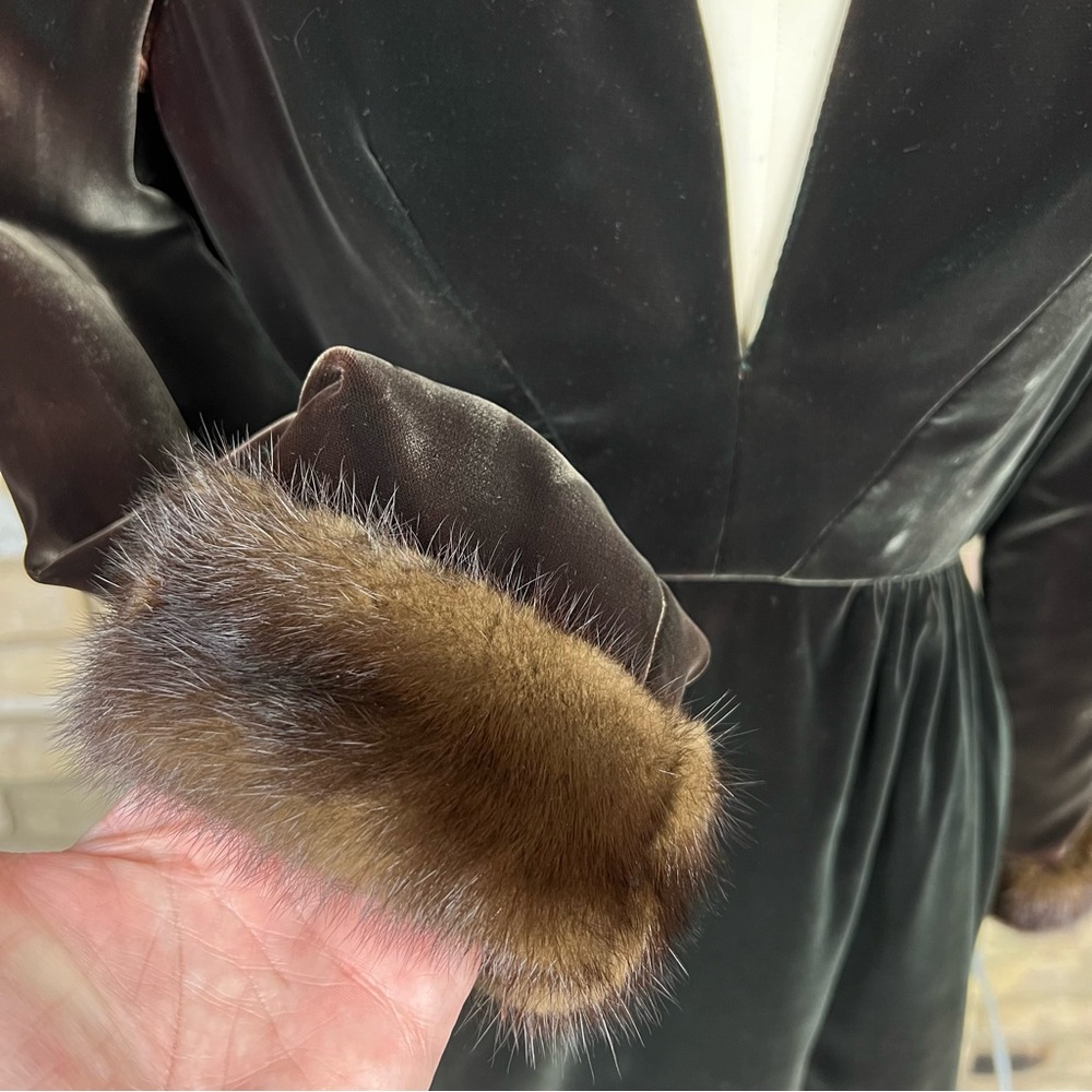 VINTAGE 1960's green brown velvet dress with fur trimmed cuffs - Picture 3 of 11